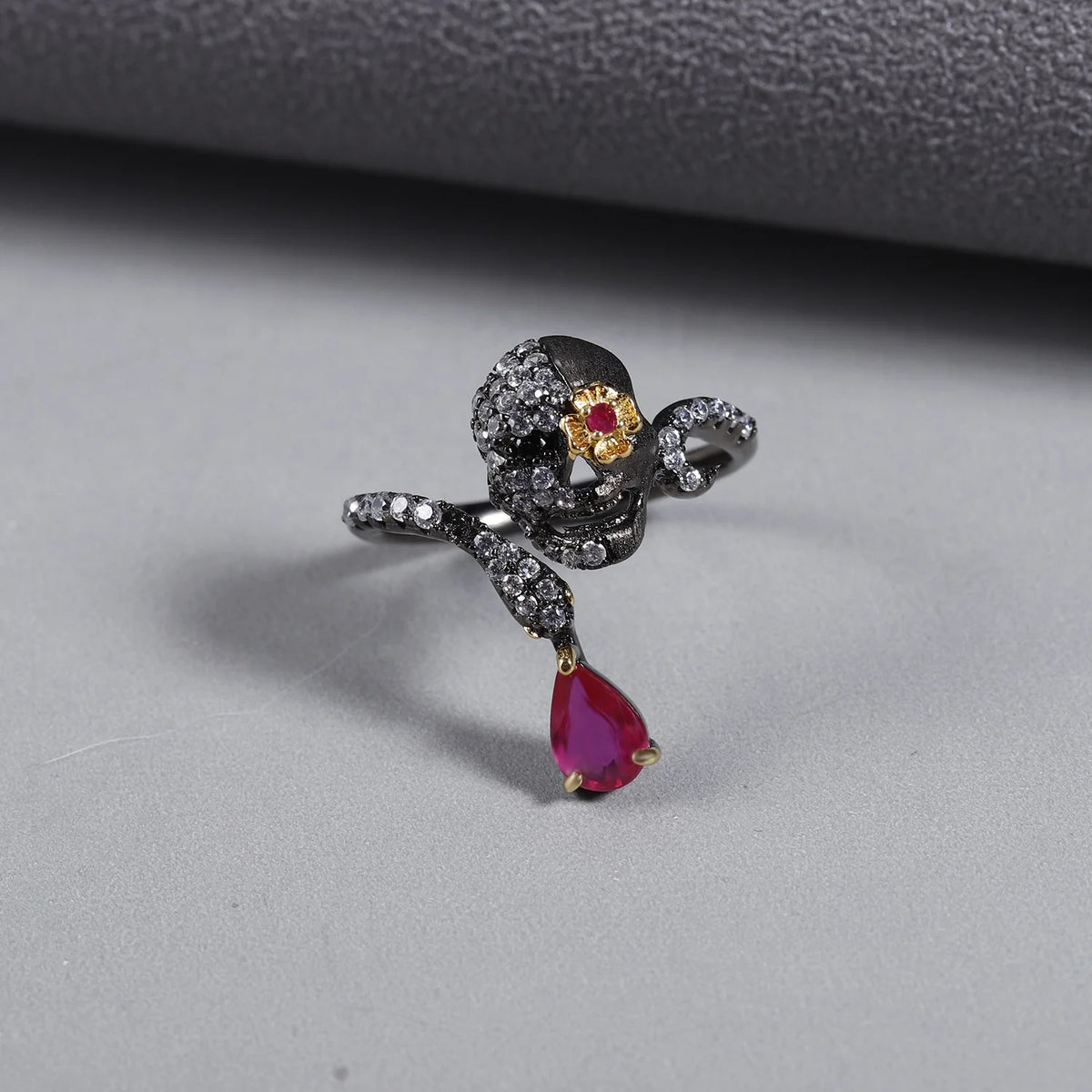 ArtistA Abiding Black Gun Plated Handmade Glass-filled Ruby Adjustable Ring Skull Gothic Earrings 925 Silver Halloween Jewelry Set