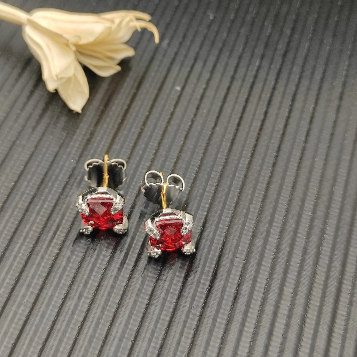 DY High-Quality Silver-Plated 8mm Four-Prong Diamond Earrings. Gold-Plated 8mm Colored Gemstone Earrings. Wholesale Jewelry.