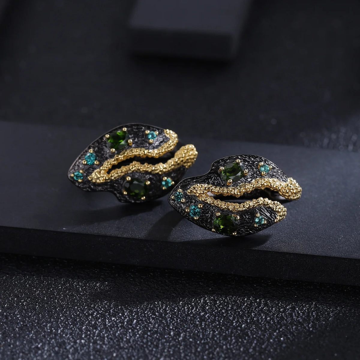 ArtistA Abiding Trendy Designer Style Yellow Flower Cluster Decoration 2 Tone Plated 925 Silver Chrome Diopside 3 Pieces Jewelry Set