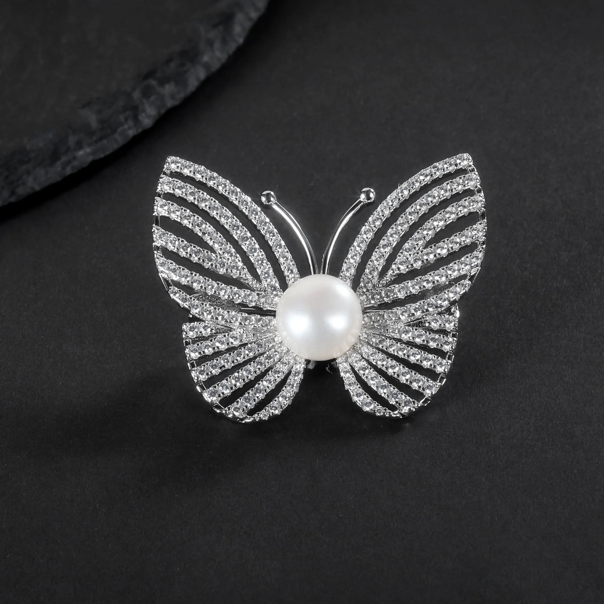 ArtistA F9895BH Abiding Custom Exquisite Elegant Insect Butterfly 925 Silver 10mm Freshwater Pearl Brooches Pins for Graduation Gift