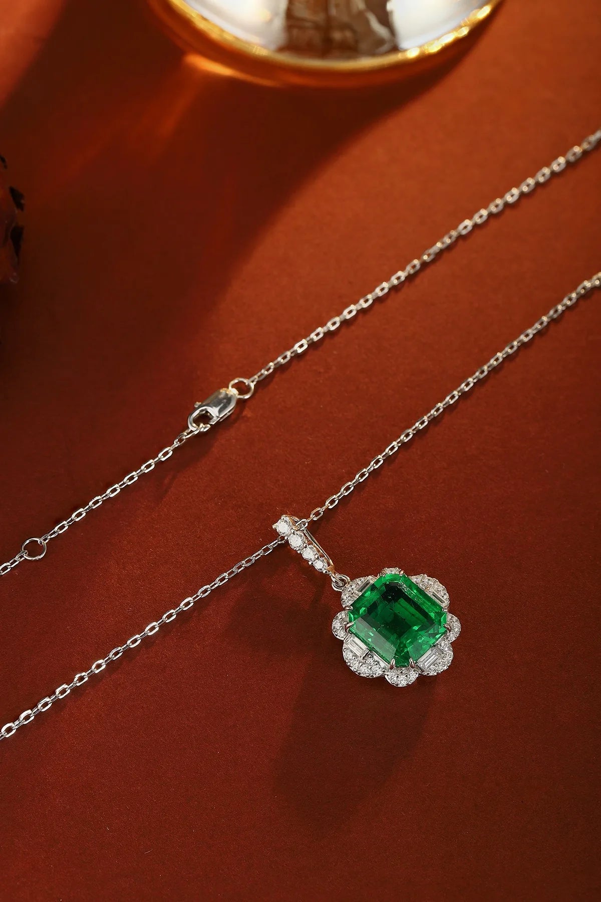 Gemfiori Anster 925 Sterling Silver High-quality Cultivated Emerald Necklace - Suitable for Parties or As a Gift
