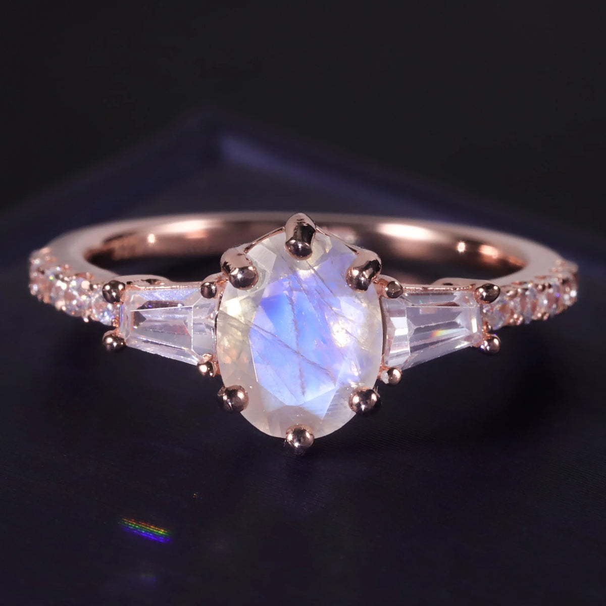 ArtistA Abiding Unique Design Exquisite 925 Silver Inspired Faceted Natural Milky Blue Moonstone Cluster Halo Ring for Women Bijoux