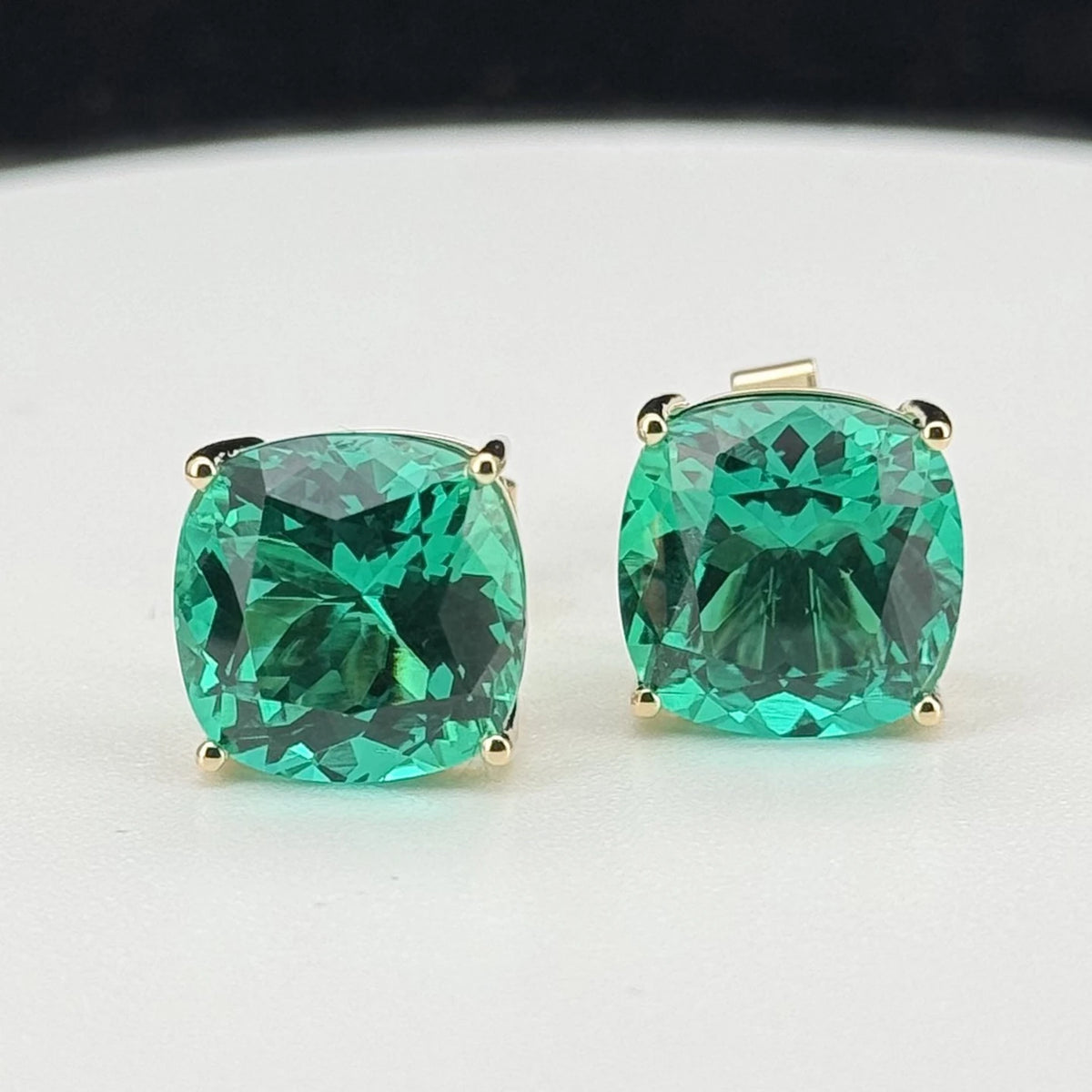 ArtistA 5 Carat Cushion Cut Hydrothermal Lab Grown Emerald Stud Earrings Solid 18K Yellow Gold Fine Jewelry for Women Gift