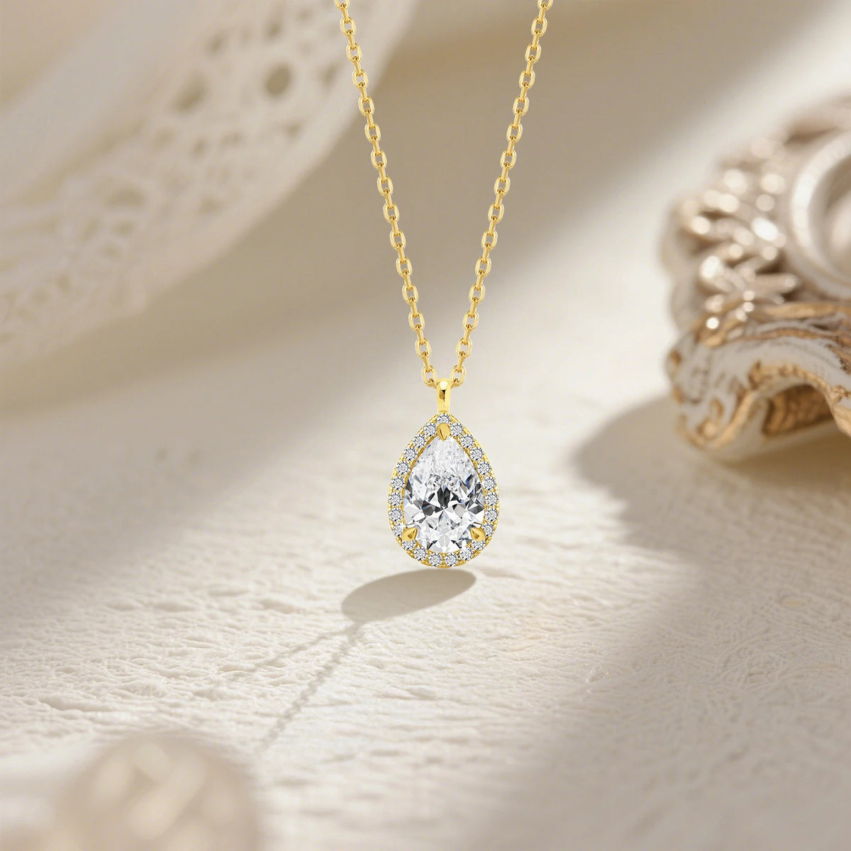 Gioiellieri Classic Design Luxury Gift for Women Fine Jewelry 14K Gold 1ct Pear Cut Moissanite Diamond Halo Pendant