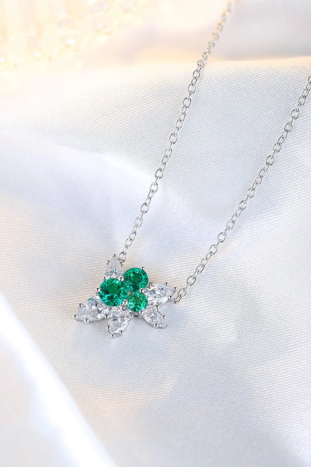 Gemfiori Anster 925 Sterling Silver High-quality Cultivated Emerald Necklace - Suitable for Parties or As a Gift