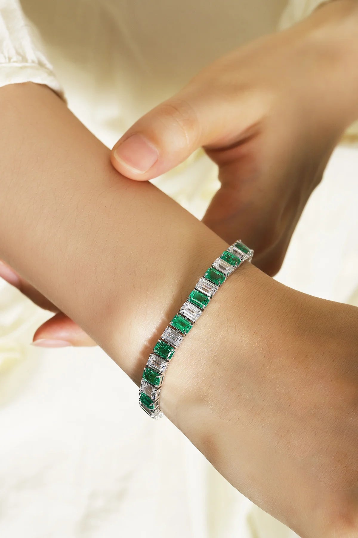 ArtistA Vintage Charm Sterling 925 Silver Rhodium Plated Lab Grown Emerald Bracelet for Women Wedding Party 18cm