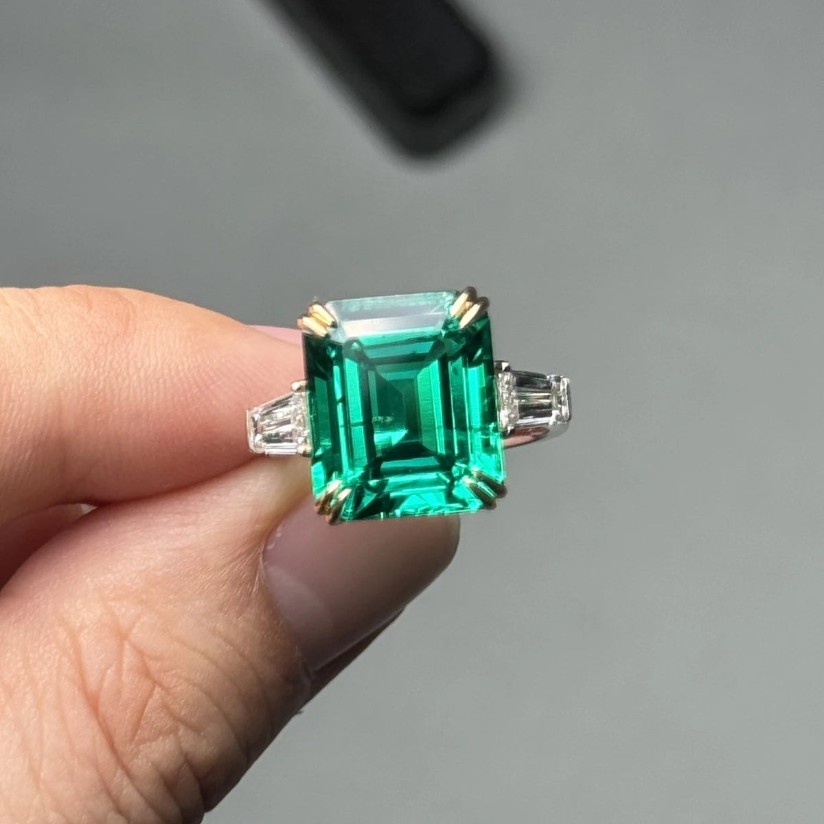 ArtistA Customized 10 Carat 18K White Gold Lab Hydrothermal Emerald 12x14mm Diamond Ring