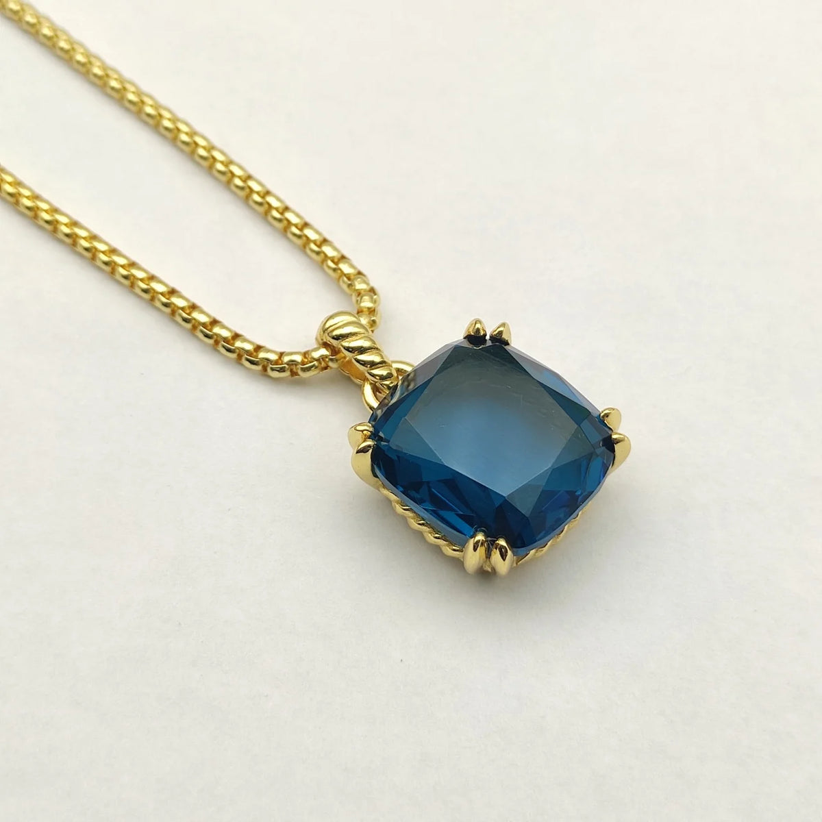 FASHIONISTA DY High-Quality 22mm Silver-Plated Diamond Necklace. Gold-Plated Colored Gemstone Necklace. Jewelry .