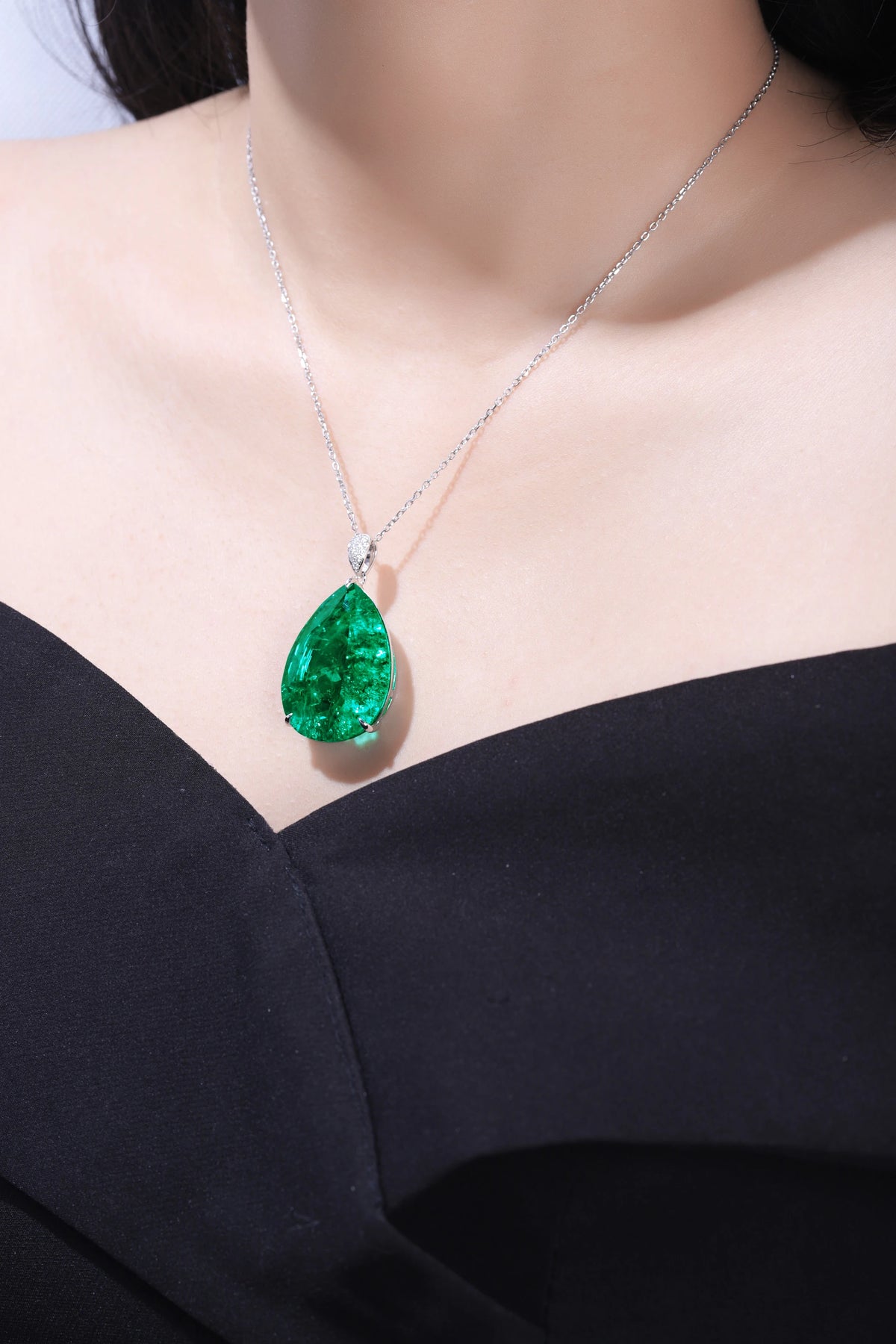 Gemfiori 39ct Pear shape Lab Hydro emerald 18k gold Fashion Pendant necklace from Shenzhen custom jewelry Wuzhou Gemstones