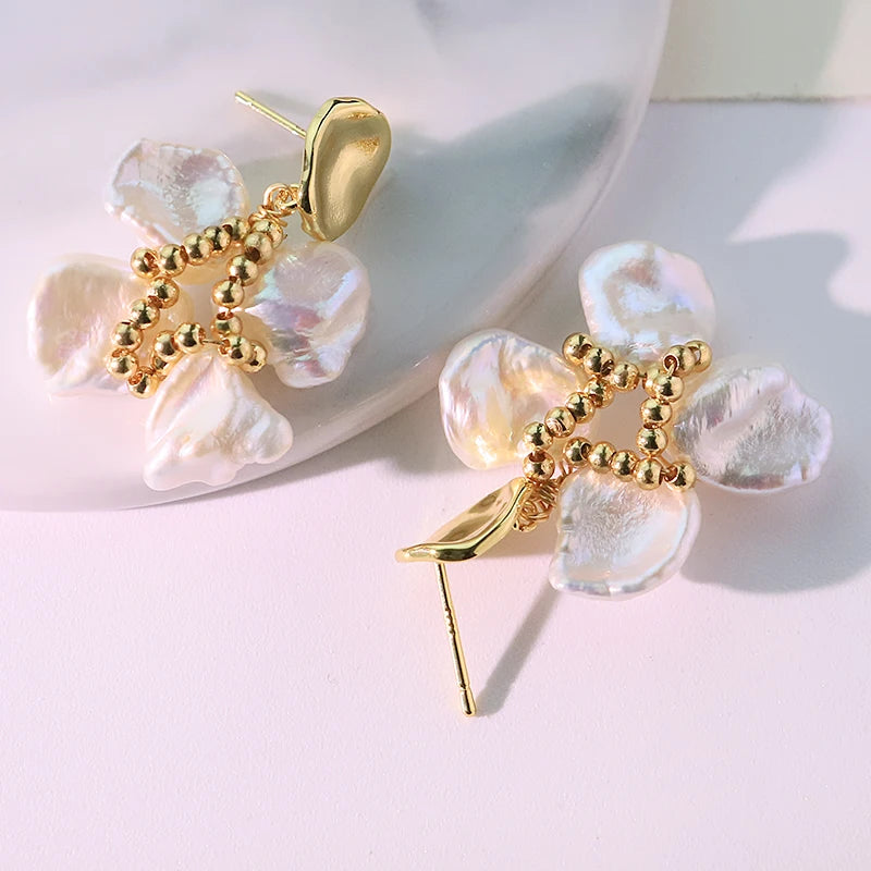 Baroque Pearl Copper Bead 4-Petal Flower Pendant Earrings 18k Gold Plated Luxurious Earrings for Banquet Wedding Wife GE1816