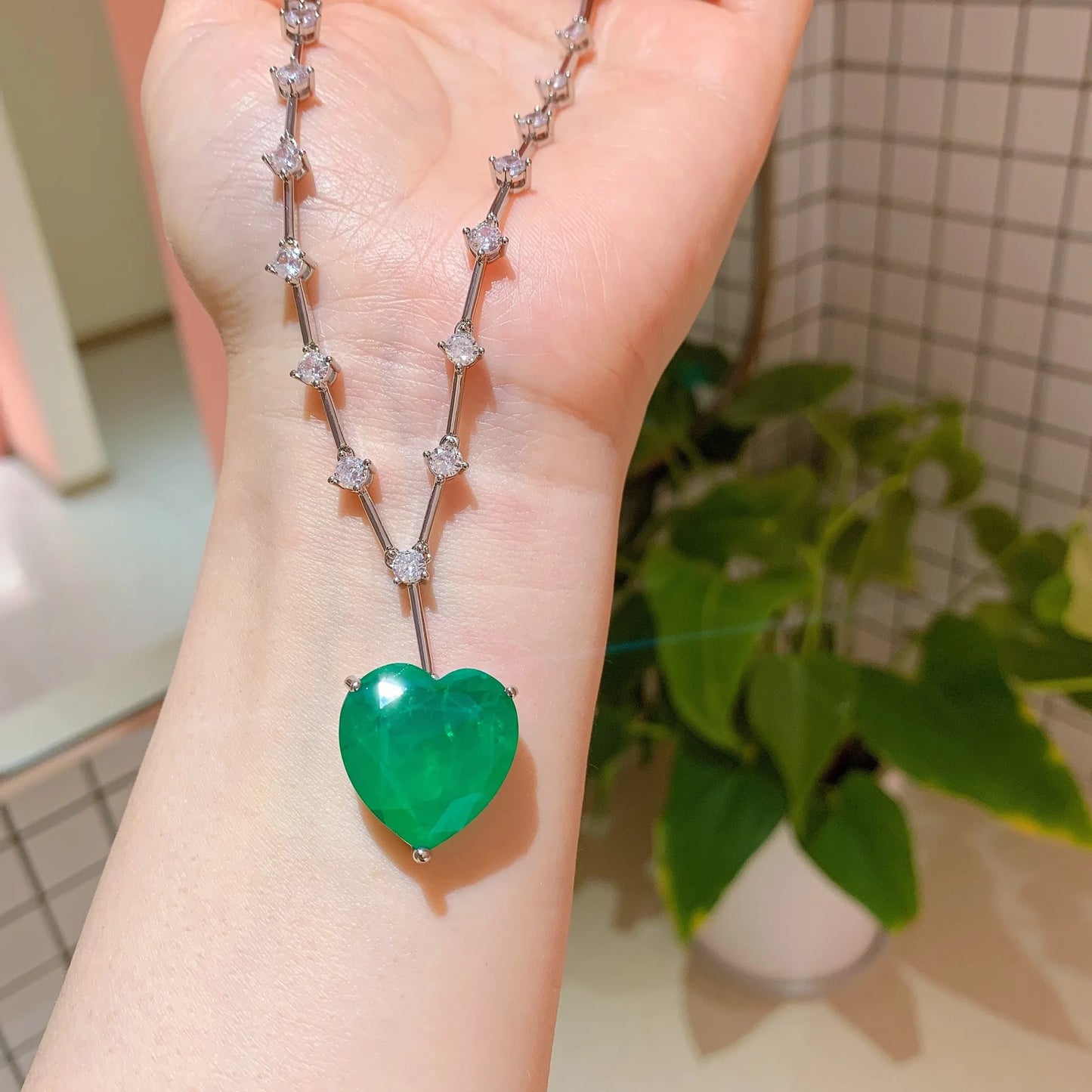 High Quality Heart Cut 10*10mm Emerald Green Zircon Gold Plated Elegant Matching Set Eco-friendly Copper Women's Jewellery Set