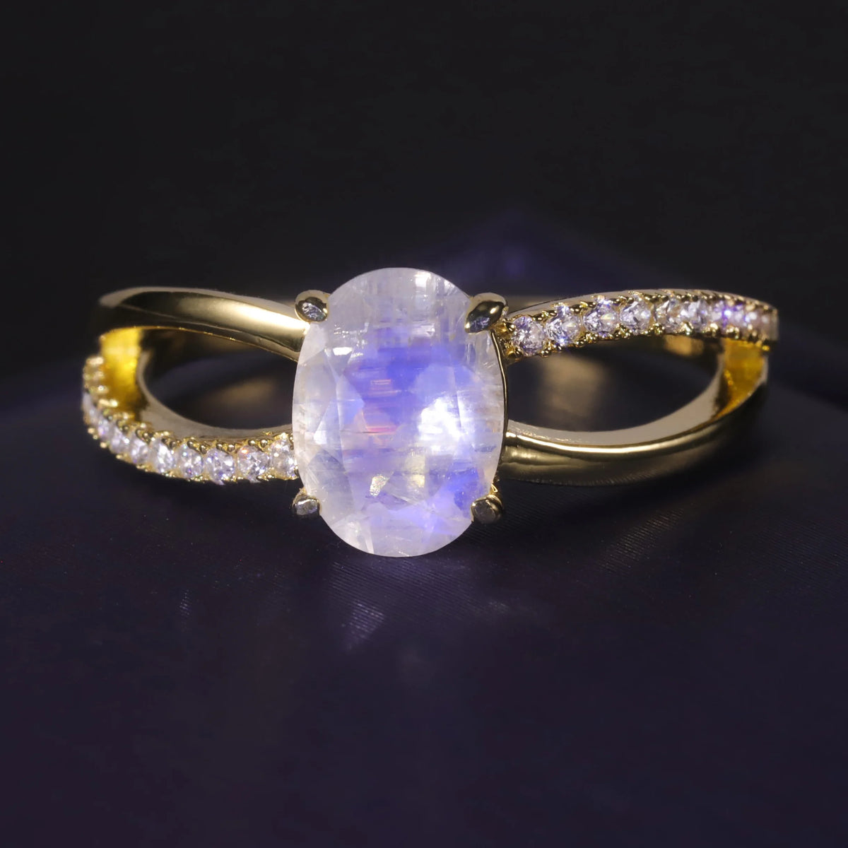 ArtistA Factory Price Unique Split Crossing 4 Prong Setting Oval Cut 6x8MM Genuine Gemstone Natural Moonstone 925 Silver Engagement Ring
