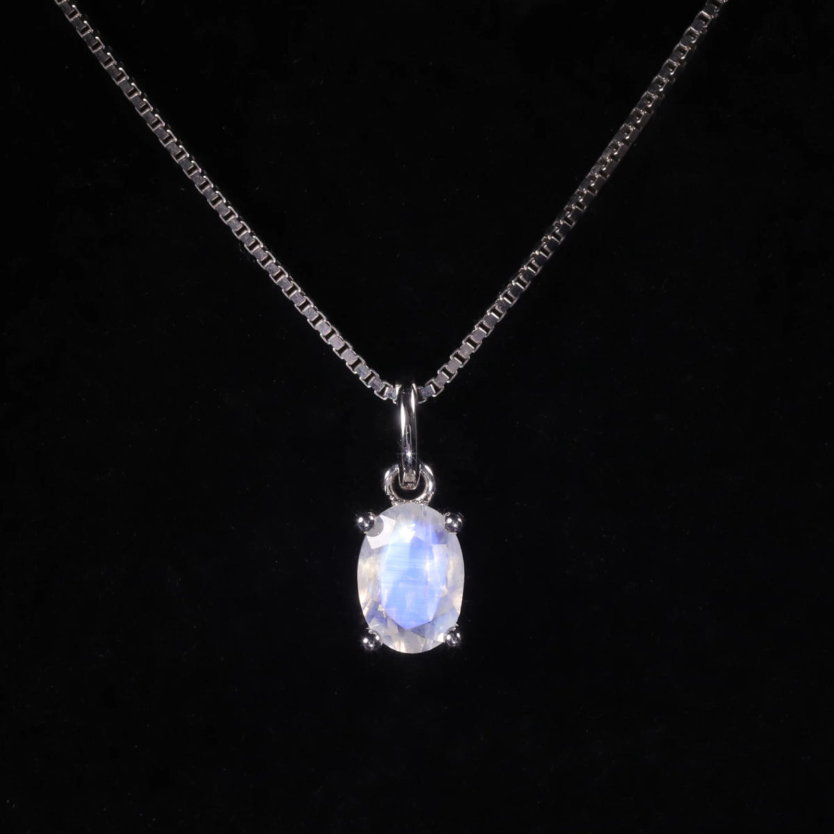 ArtistA O90B Abiding Classic Minimalist Oval 5X7MM Natural Faceted Gemstone Rainbow Moonstone 925 Silver Solitaire Pendant Necklaces
