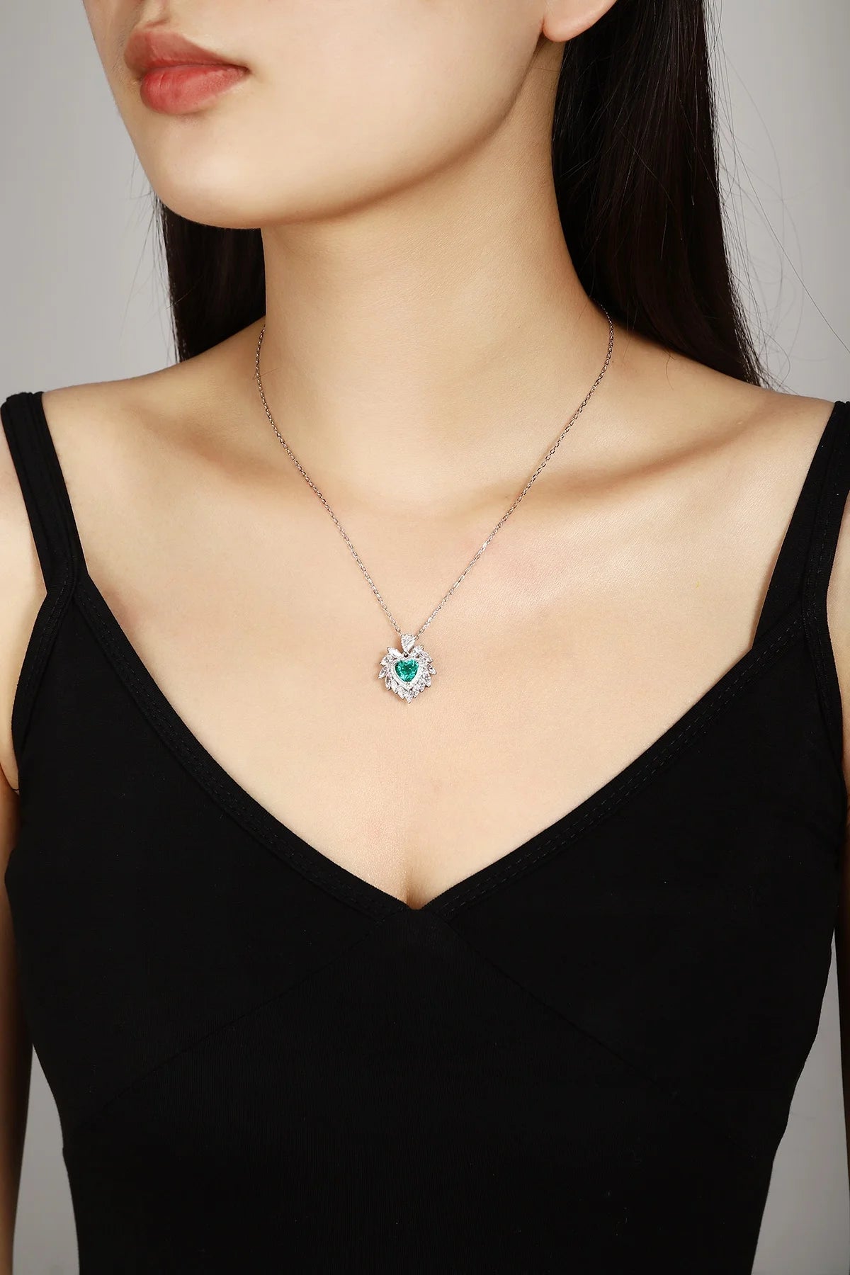 Gemfiori Anster 925 Sterling Silver High-quality Cultivation Lab Grown Emerald Necklace - Suitable for Parties or As a Gift