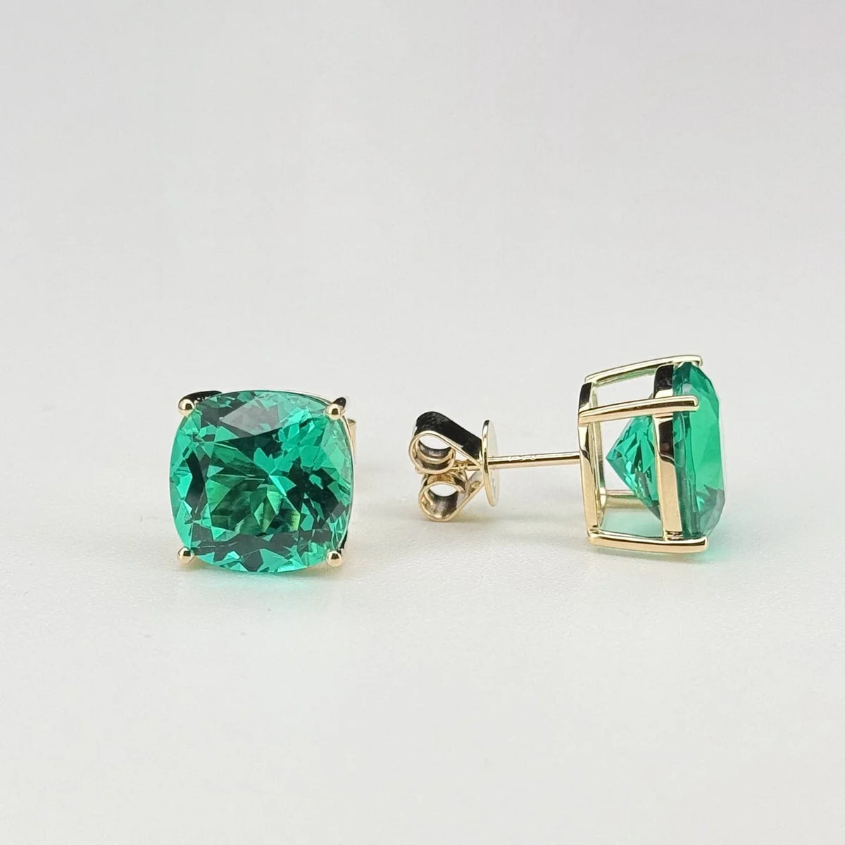 ArtistA Customized 18K Yellow Gold Hydrothermal Lab Green Emerald Cushion Shape 11x11mm 5 Carat Gemstone Stud Earrings