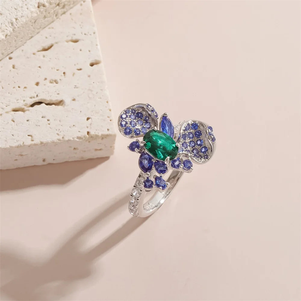 ArtistA Abiding Dazzling 925 Silver Colored Gemstone Cluster Prong Setting Premium Zambia Lab Grown Emerald Ring for Women Gifts