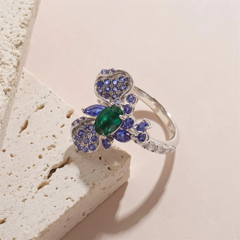 ArtistA Abiding Dazzling 925 Silver Colored Gemstone Cluster Prong Setting Premium Zambia Lab Grown Emerald Ring for Women Gifts