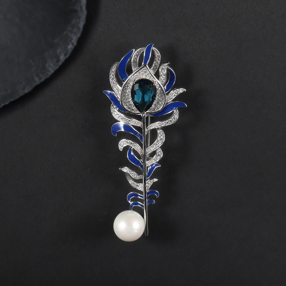 ArtistA Abiding Exquisite Feather Design S925 Sterling Silver Brooch Pin Unisex Rhodium Plated 12MM Freshwater Pearl Feather Brooches