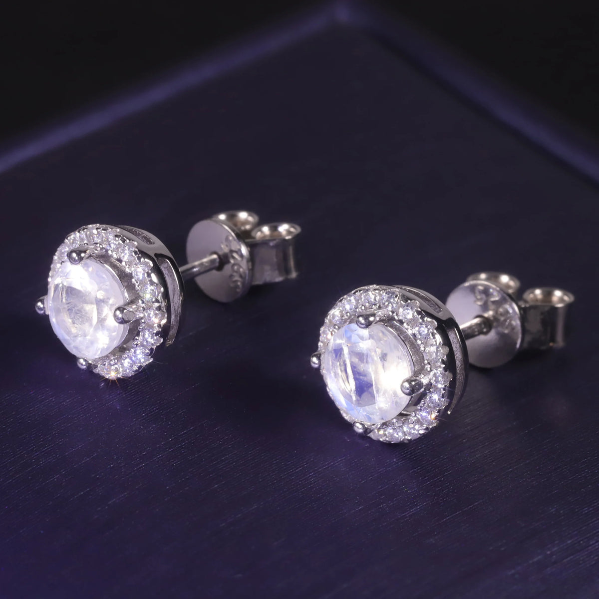 ArtistA Delicate Circle Halo Round 5MM Angled-cut Blue Moonstone Stud Earrings & Cabochon Moonstone Bracelet 925 Silver Jewelry Set