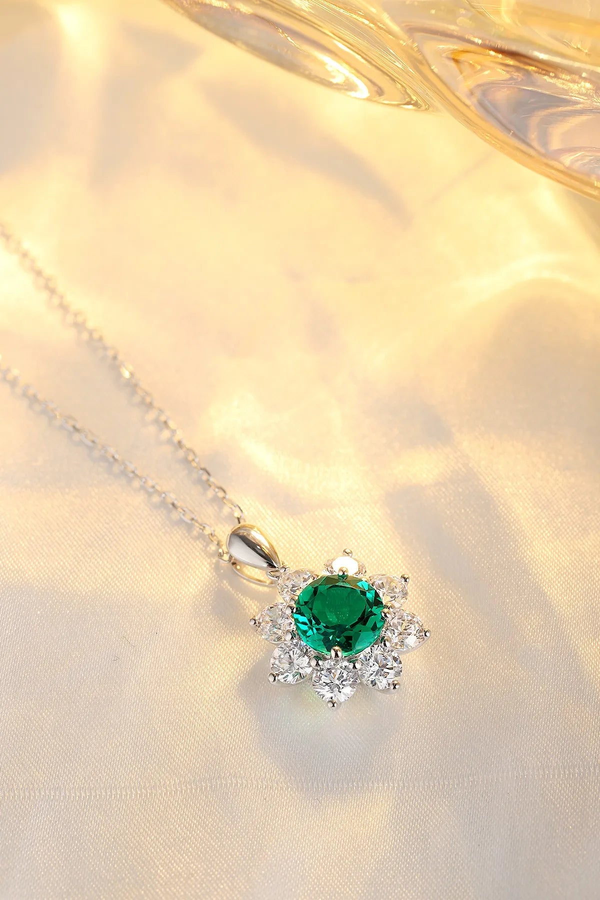 Gemfiori Anster 925 Sterling Silver High-quality Cultivated Emerald Necklace - Suitable for Parties or As a Gift