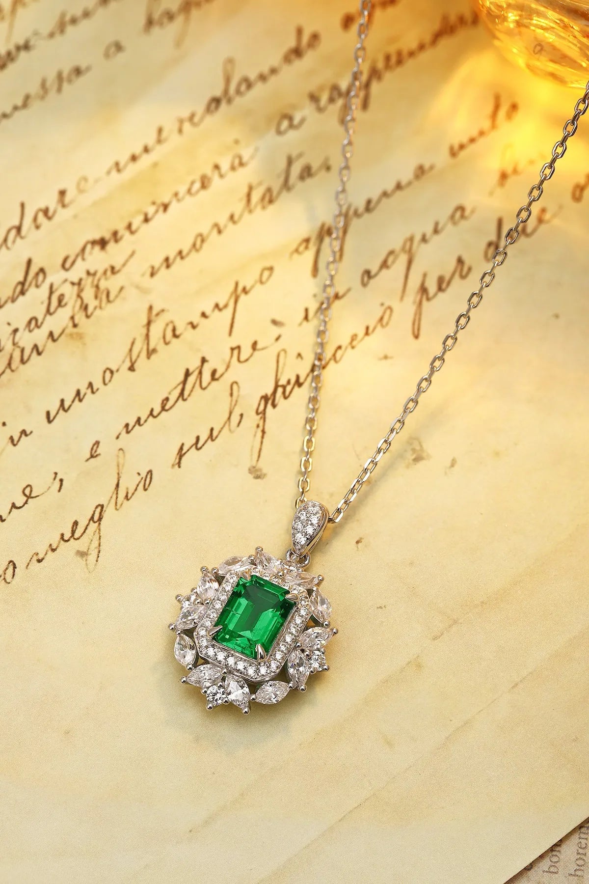 Gemfiori Anster 925 Sterling Silver High-quality Cultivated Emerald Necklace - Suitable for Parties or As a Gift