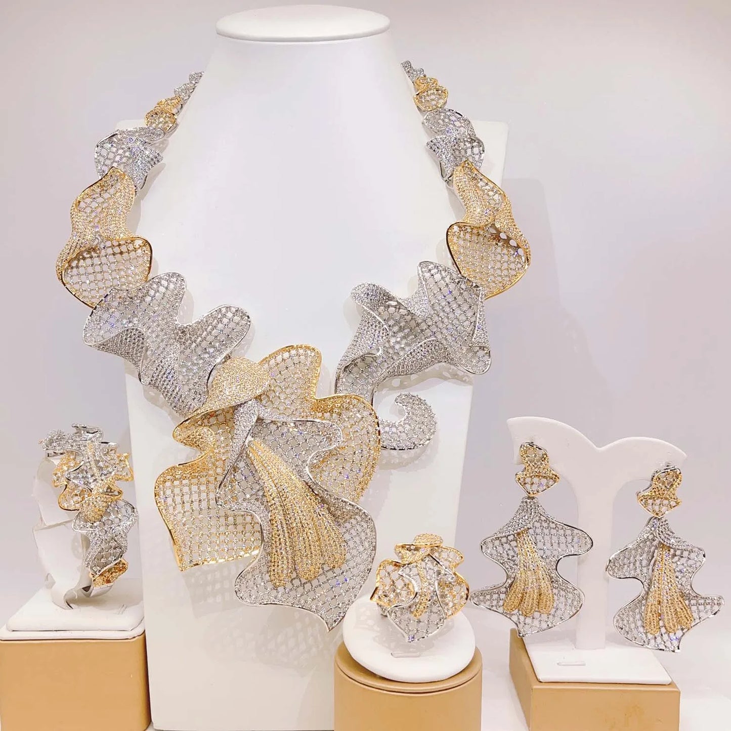 Zhuerrui High Quality Woman Gold Jewelry Set Latest Silver Hollow Out Jewelry Sets Beautiful Bridal Wedding Gifts HZ23077208
