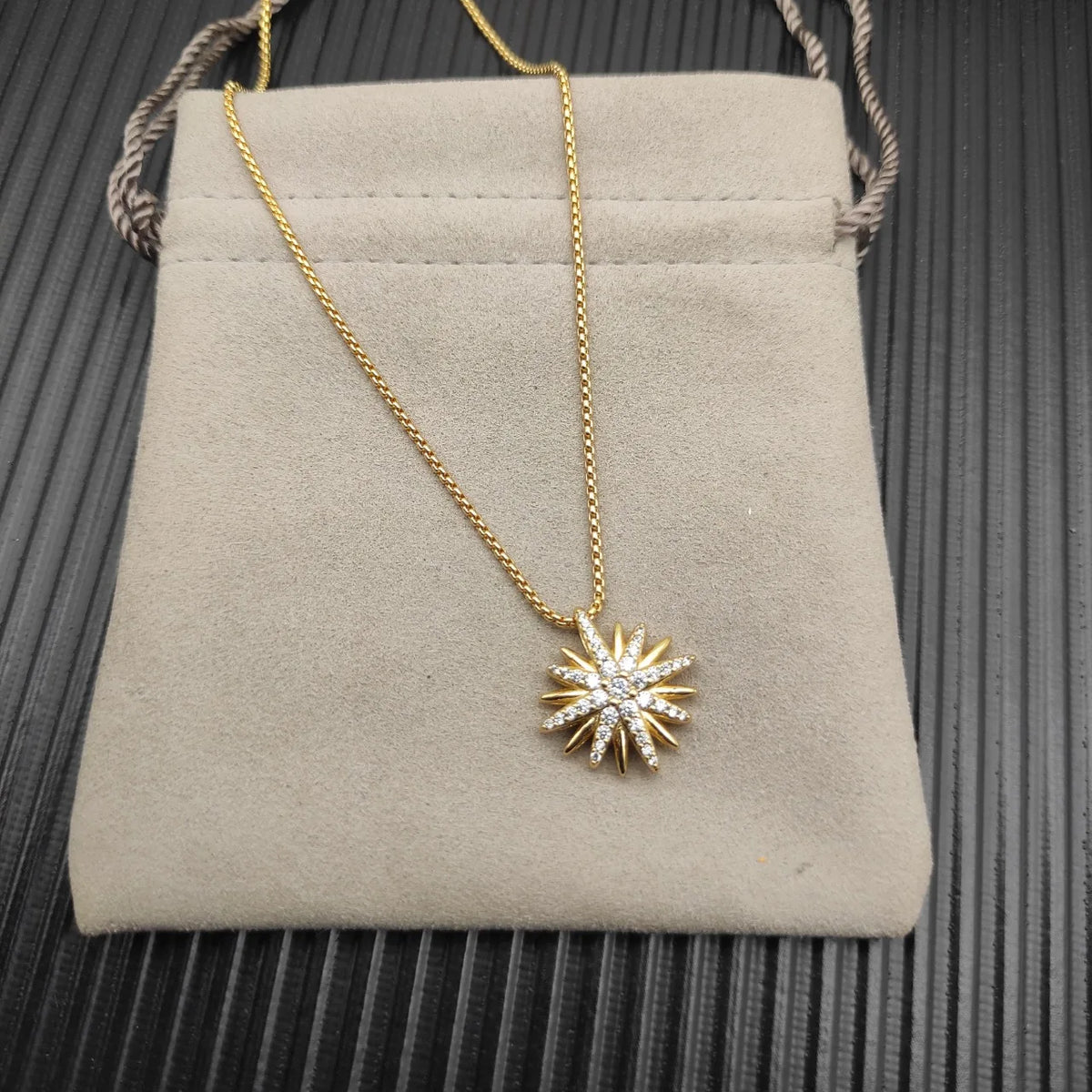 FASHIONISTA DY High-Quality Silver-Plated 19mm Sunflower Diamond Necklace. Gold-Plated Diamond Necklace. Jewelry .