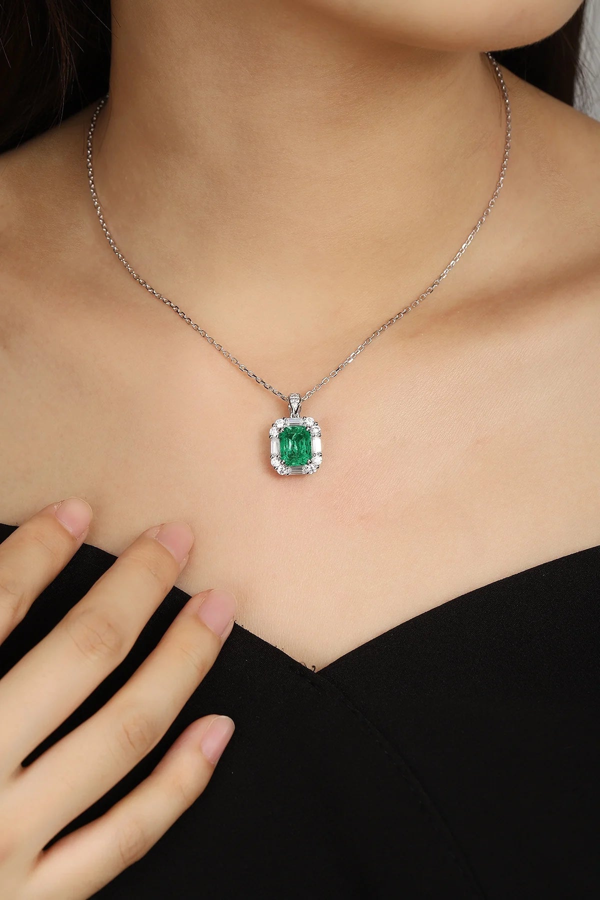 Gemfiori Anster 925 Sterling Silver High-quality Cultivated Emerald Necklace - Suitable for Parties or As a Gift