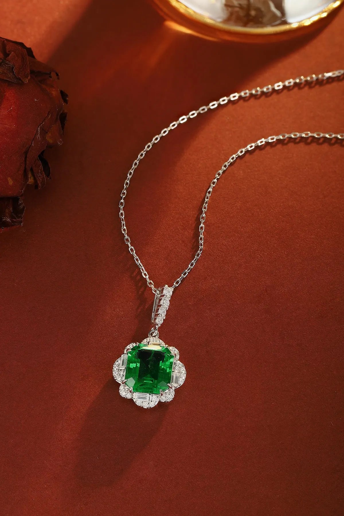 Gemfiori Anster 925 Sterling Silver High-quality Cultivated Emerald Necklace - Suitable for Parties or As a Gift