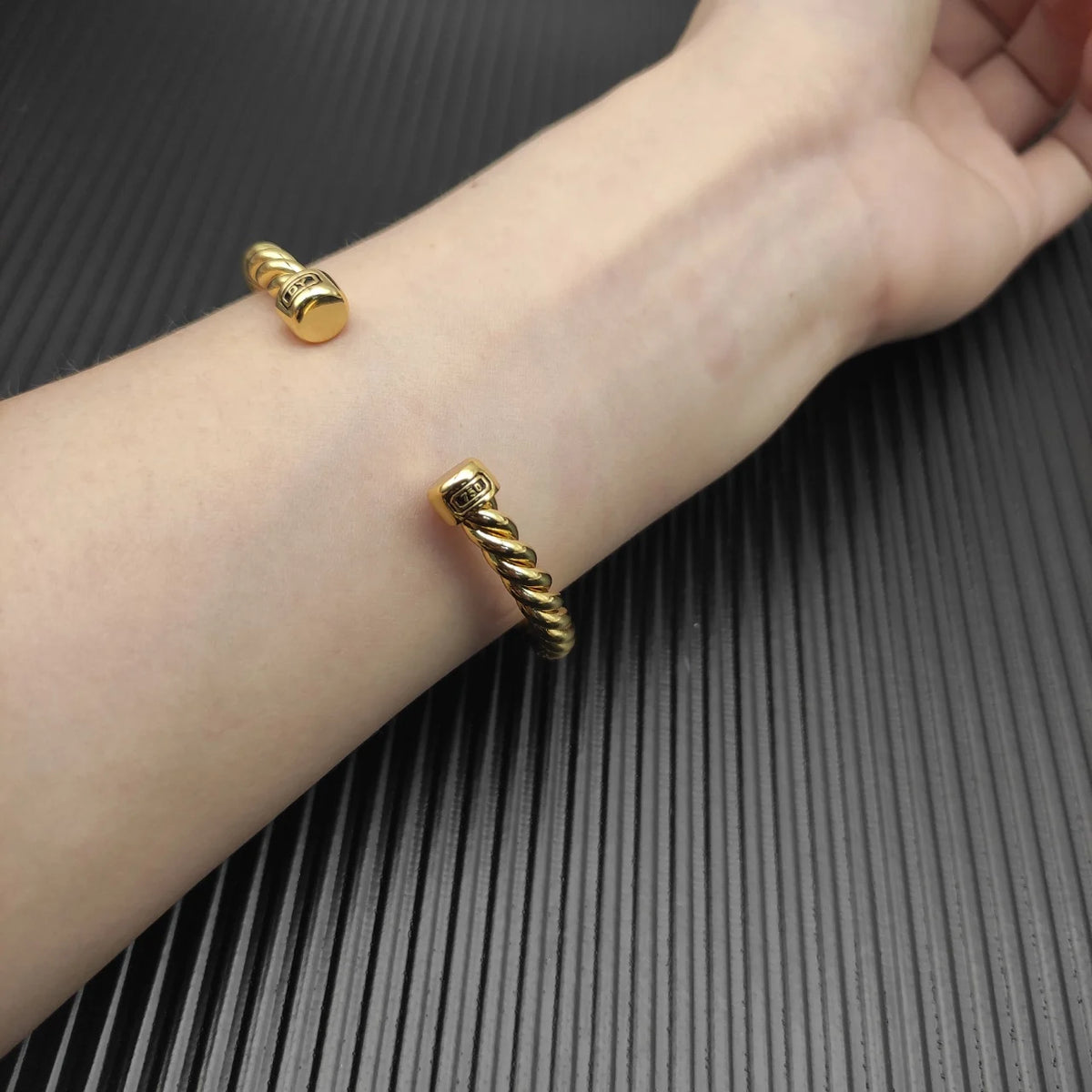 FASHIONISTA DY High-Quality Gold-Plated Colored Gemstone Bangle, Unisex Silver-Plated Colored Gemstone Bangle, Jewelry