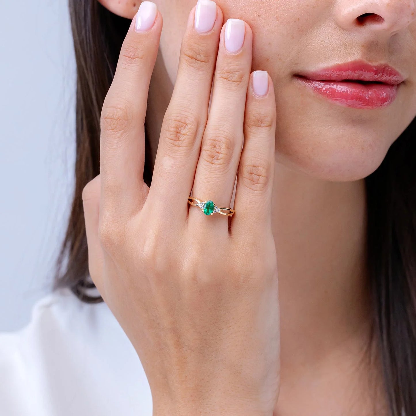 14k Solid Gold Oval Cut 5*7MM Natural Green Emerald & Trio Diamond Split Shank Engagement Ring Split Band Unique Bridal Ring OEM